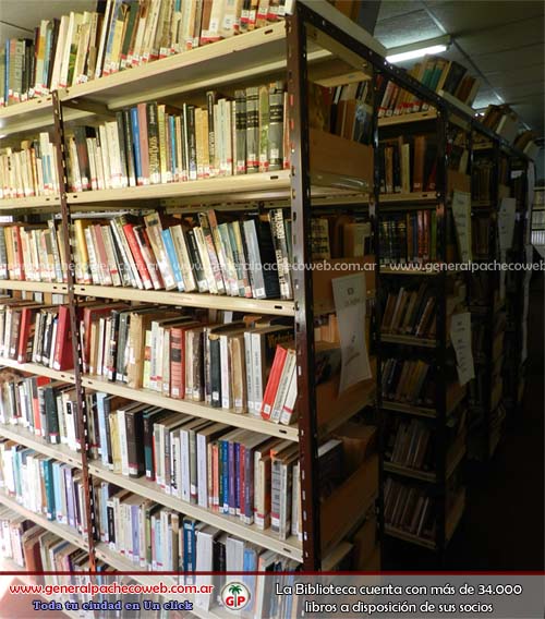 La biblioteca cuenta con más de 34.000 libros