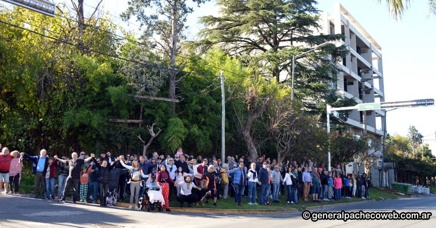 Imagen de la nota: Abrazo simbólico contra la construcción de edificios en Pacheco