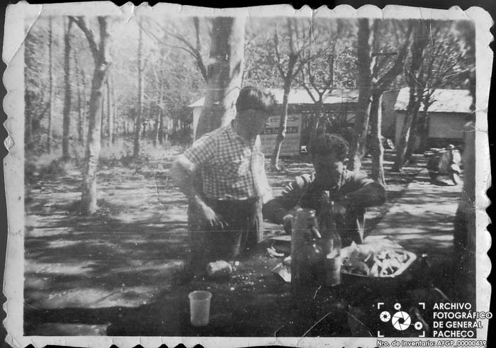Comiendo en el terreno frente a la comisaría