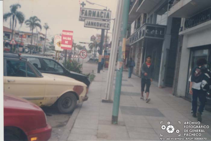 Centro comercial a la altura del 400