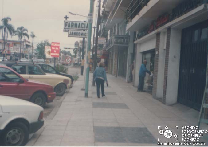 Centro comercial a la altura de H Yrigoyen al 400