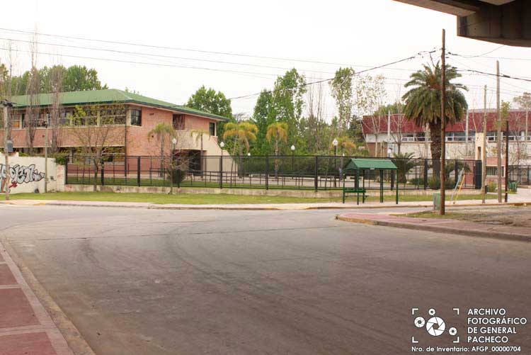 Frente de la Escuela Secundaria 8