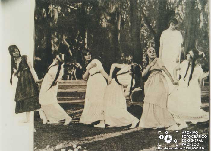 Mujeres posan en los jardines de la estancia