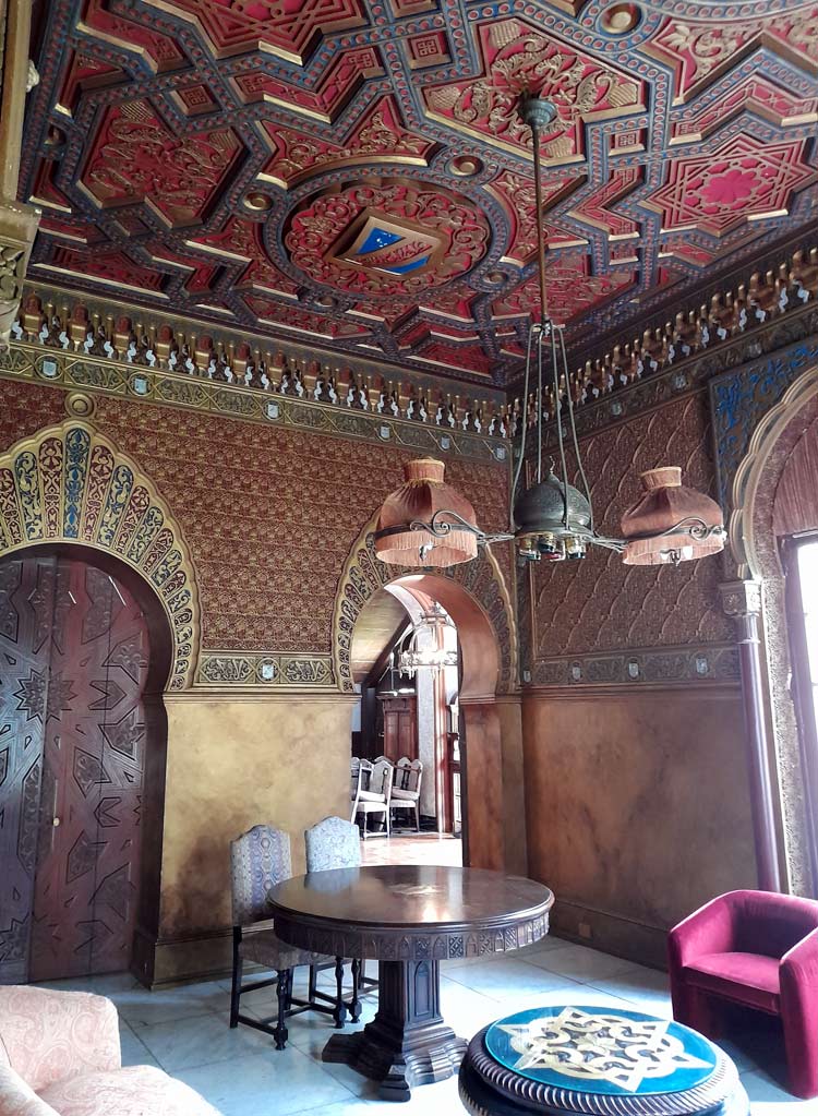 Sala Morisca, decoración de paredes, techo y puertas