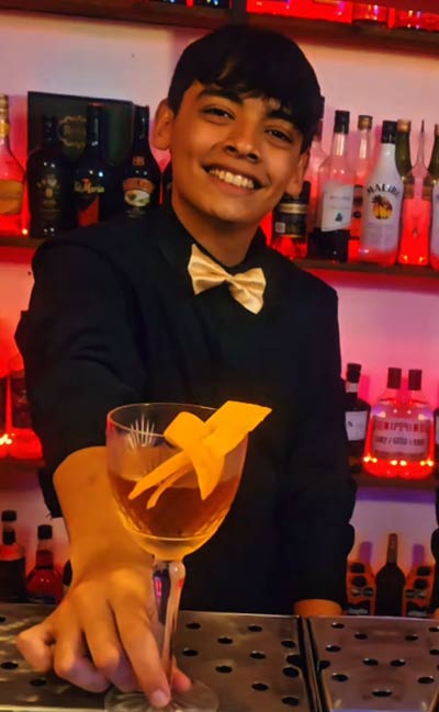 Trago Tiki 30 Límite preparado por alumno de 1920 Academia Bartender